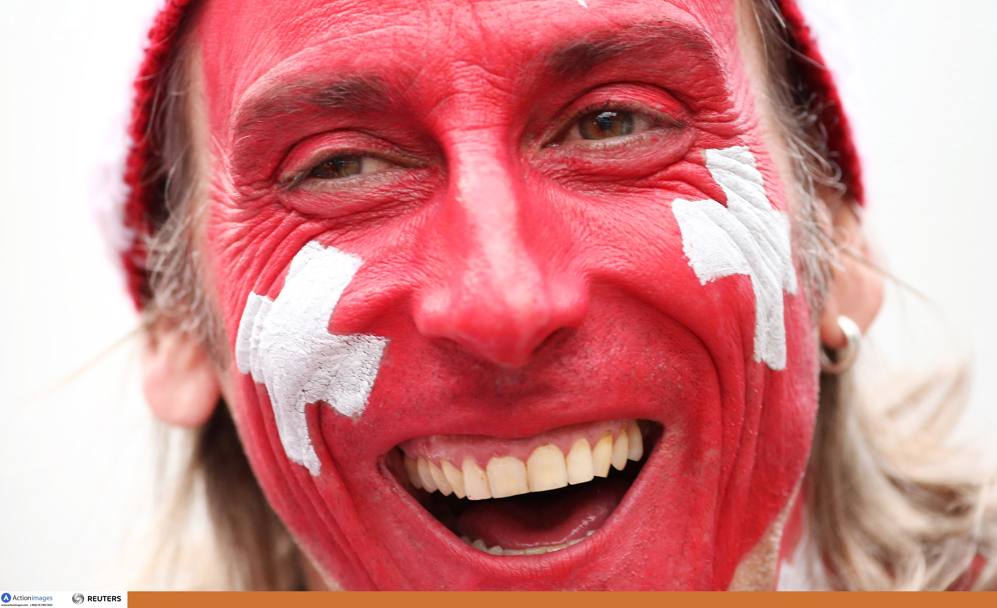 Un fan di Federer con la bandiera della Svizzera dipinta sul volto. Action Images